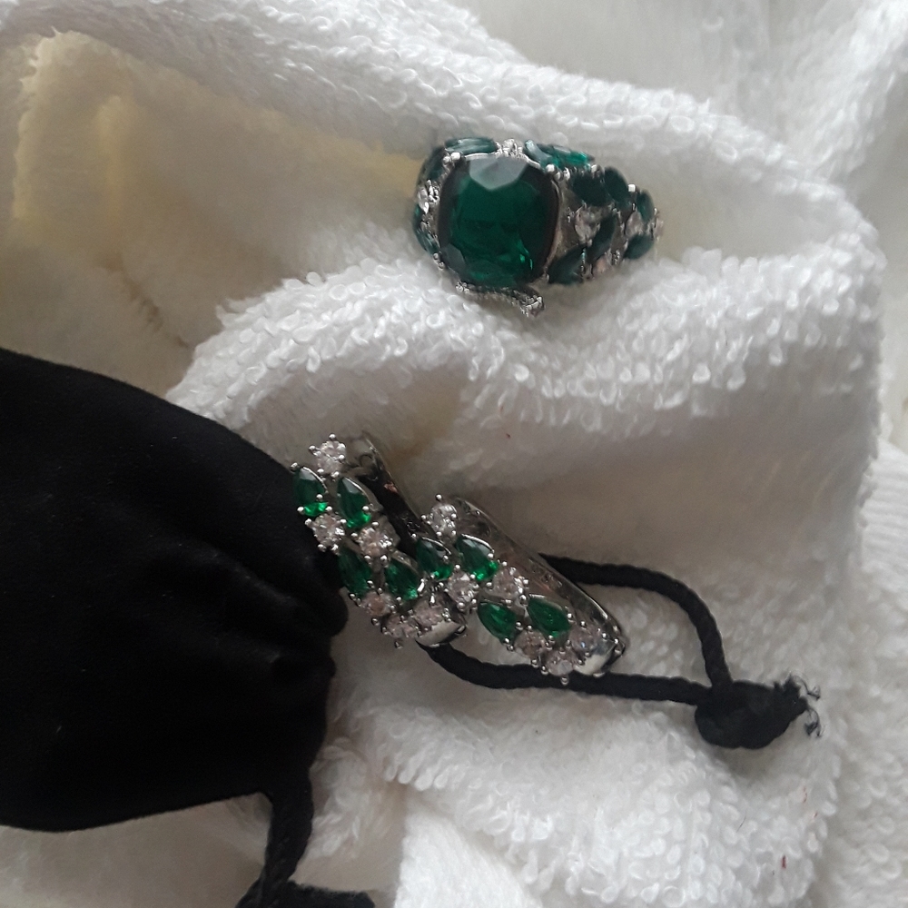 Stunning emerald green ring & earring set.